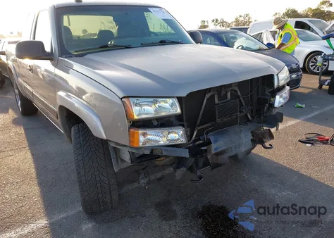 2004 Chevrolet Silverado 1500 Ls z USA, uszkodzony, nr VIN 2GCEC19V541241290